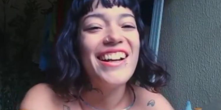 Candidata que perdeu Enem após sair para fumar vira meme, dá risada e promete foco