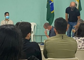 Sérgio Brasil Rolim (de máscara e cabeça baixa, ao centro), acusado de matar várias mulheres no Cariri, volta ao banco dos réus (Foto: Edson Freitas/TV Verdes Mares)