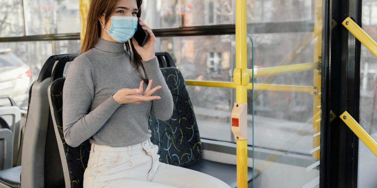 Para não conversar, 79% dos brasileiros fingem usar o celular