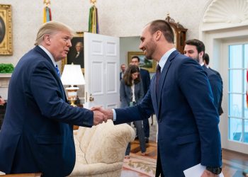 Donald Trump e Eduardo Bolsonaro durante encontro nos Estados Unidos em 2019 (Foto: Joyce N. Boghosian/White House)