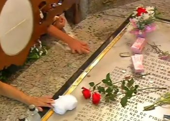 Romaria de finados reúne cerca de 400 mil fiéis que tentam tocar túmulo de padre Cícero em busca de milagres