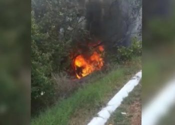 Casal morre carbonizado após carro descer ribanceira e pegar fogo em Lavras da Mangabeira (Foto: Reprodução)