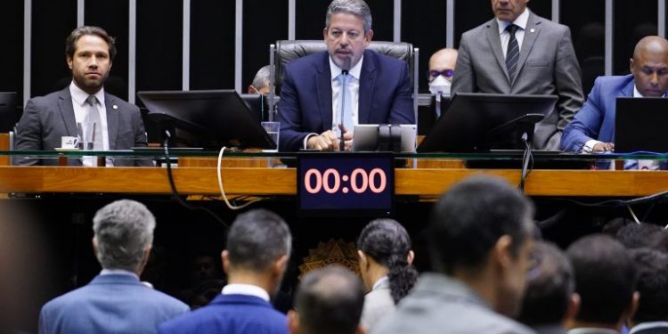 Congresso aprova projeto que aumenta salários de parlamentares, presidente da República e ministros