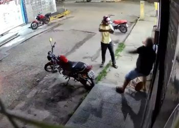 Assaltante aponta arma para vítimas em Juazeiro do Norte (Foto: Reprodução)