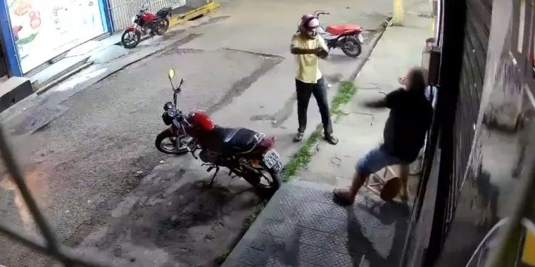 Juazeiro do Norte: Assaltante aponta arma para vítima em calçada de salão de beleza