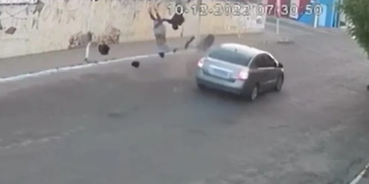 Motorista embriagado invade contramão, colide e arremessa duas pessoas em Acopiara