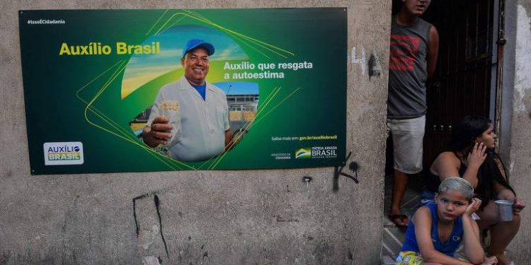 Fila do Auxílio Brasil reaparece após Bolsonaro perder as eleições e já tem 128 mil famílias