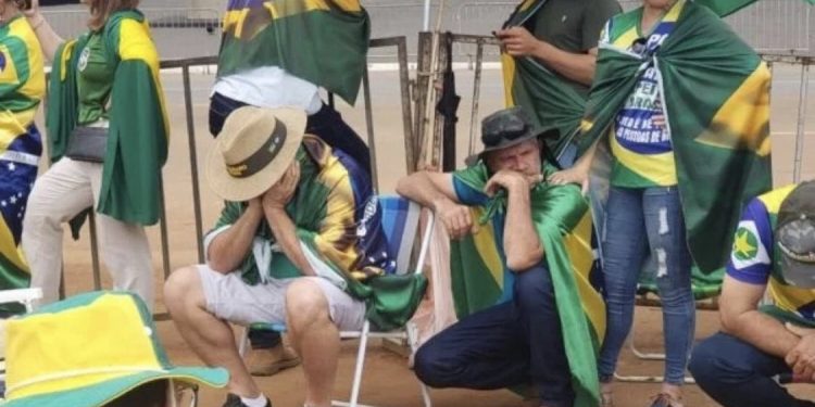 Bolsonaristas choram e abandonam QG do Exército após live do presidente