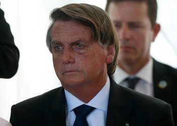 O ex-presidente Jair Bolsonaro chora ao participar de encontro com lideranças evangélicas no Palácio da Alvorada, em março de 2022 (Foto: Pedro Ladeira/Folhapress)