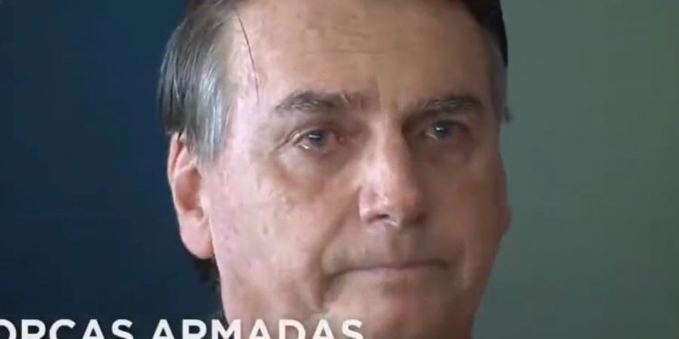 Com semblante de derrotado, Bolsonaro chora em evento militar; vídeo