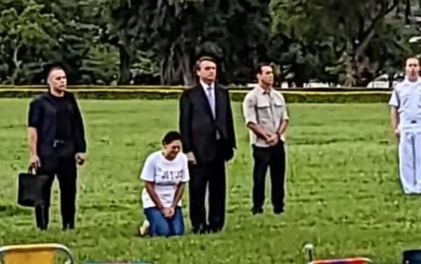 De malas prontas, Bolsonaro e Michelle caem no choro em encontro com apoiadores no Alvorada; vídeo