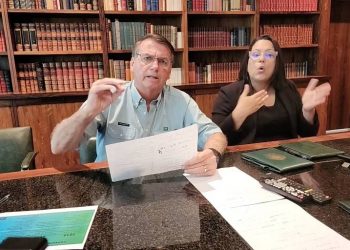 O presidente Jair Bolsonaro em live no Palácio da Alvorada (Foto: Reprodução/FacebookJair Messias Bolsonaro)