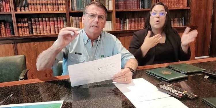 Após 60 dias com golpistas em frente a quartéis levando sol e chuva, Bolsonaro reaparece em live