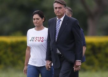 O presidente Jair Bolsonaro e a primeira-dama, Michelle Bolsonaro, no Palácio da Alvorada (Foto: Lucio Tavora/Xinhua)