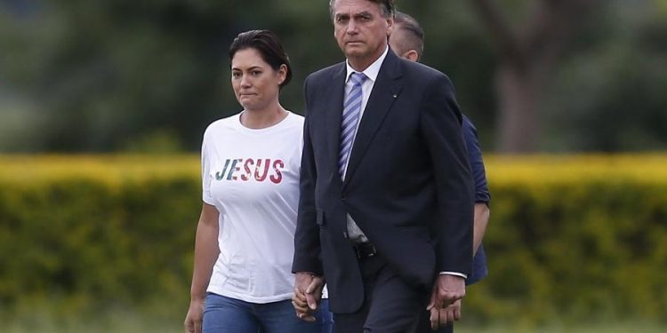 Bolsonaro decide não passar faixa a Lula e viajará para resort de Trump