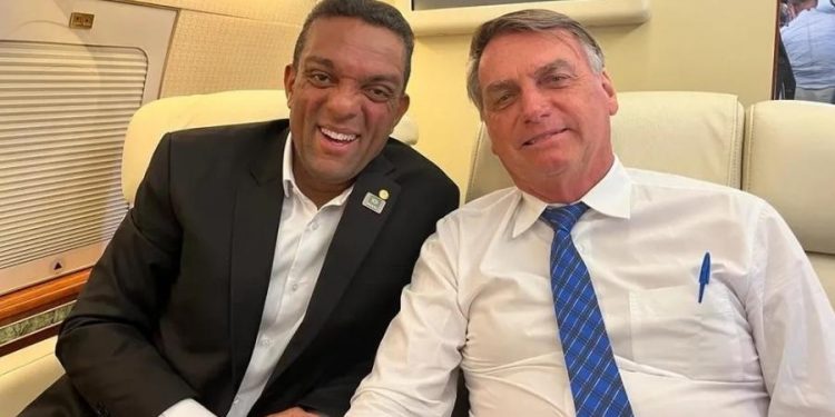 Aliado de Bolsonaro diz que silêncio do presidente ‘beira a covardia’