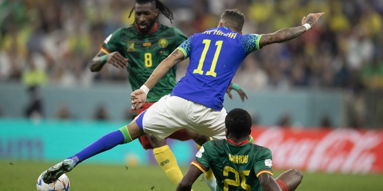 Sem brilho, Brasil perde para Camarões, mas avança em 1º do grupo