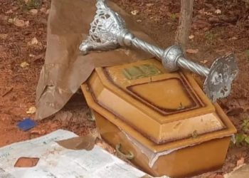 Caixão estava em carro da funerária e era transportado até o velório, quando criminosos roubaram o veículo (Foto: Reprodução)