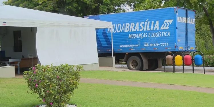 Dias antes do fim do mandato de Bolsonaro, caminhão de mudança é visto no Palácio da Alvorada