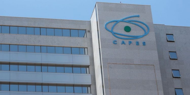 Após novos bloqueios do governo Bolsonaro, Capes diz não ter como pagar mais de 200 mil bolsas de mestrado e doutorado