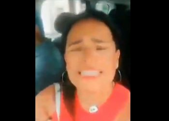 Chorando, esposa de preso pela PF cobra apoio de Bolsonaro: 'Cadê você?' (Foto: Reprodução)