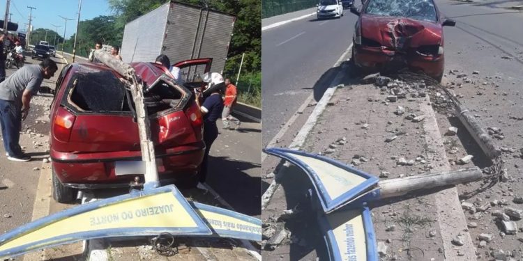 Carro derruba poste após acidente em Juazeiro do Norte