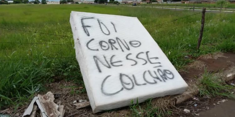 ‘Fui corno nesse colchão’: moradores encontram objeto com recado ‘inusitado’ em terreno