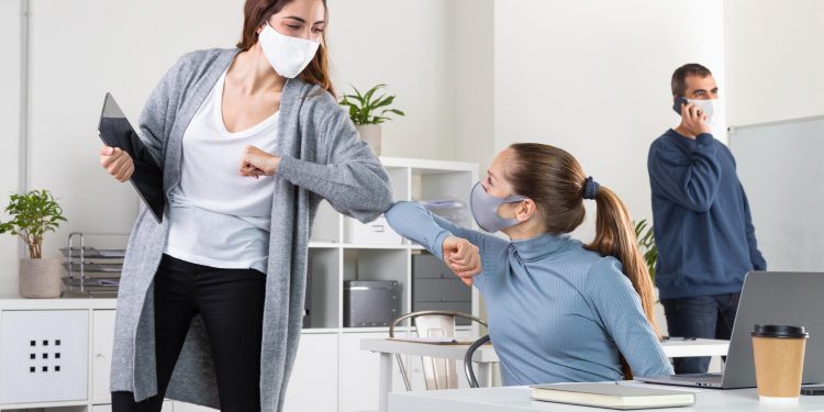 Casos de Covid caem no Ceará, mas governo mantém recomendação do uso de máscara