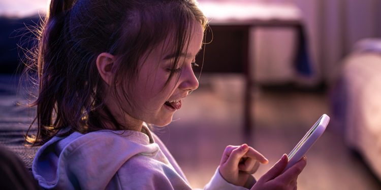 Uso excessivo de telas aumenta o risco de TOC em crianças, aponta estudo