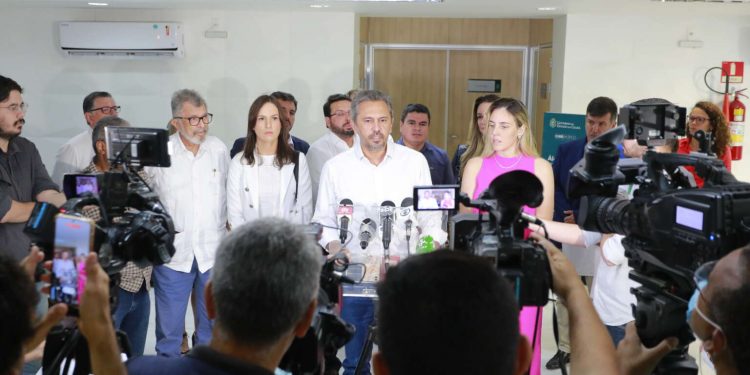 Grupo de transição entrega relatório ao governador eleito Elmano de Freitas