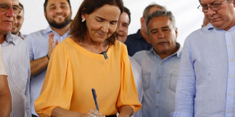 Izolda Cela assina decreto para implantação do Aeroporto Regional do Vale do Jaguaribe