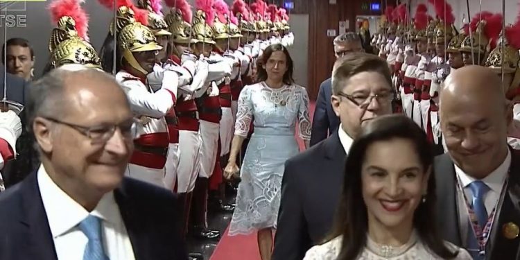 Futura ministra da Educação? Izolda Cela chega à diplomação ao lado de Lula