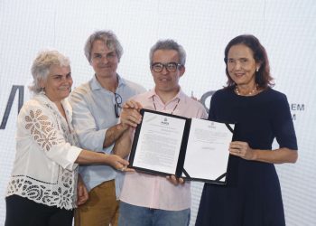 Izolda Cela sanciona lei que cria o Programa Estadual Escolas da Cultura