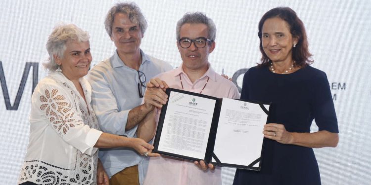 Izolda Cela sanciona lei que cria o Programa Estadual Escolas da Cultura