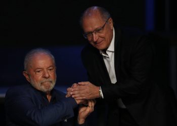 O presidente eleito, Luiz Inácio Lula da Silva (PT), ao lado do vice-presidente eleito, Geraldo Alckmin (PSB-SP) (Foto: Lúcio Tavora/Xinhua)