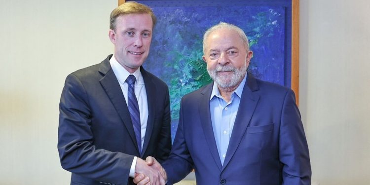Lula recebe conselheiro de Segurança dos EUA e se diz ‘animado’ para conversa com Biden
