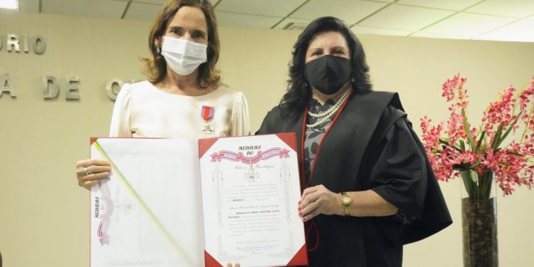 Governadora Izolda Cela recebe maior honraria prestada pelo Poder Judiciário cearense