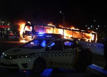 Bolsonaristas queimaram carros e tentaram invadir sede da PF em Brasília