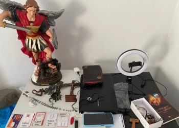 Polícia Civil do Ceará apreendeu imagens sacras, chips e equipamentos eletrônicos na casa de homem suspeito de se passar por missionário para cometer crimes na internet (Foto: Divulgação/Polícia Civil)