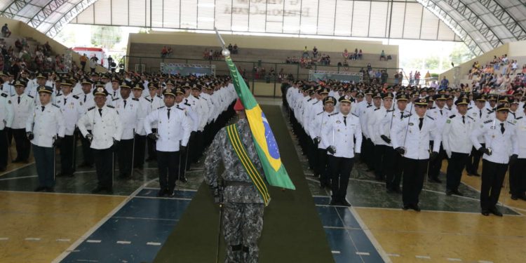 Em solenidade no Crato, Governo do Ceará realiza promoção de bombeiros e policiais militares