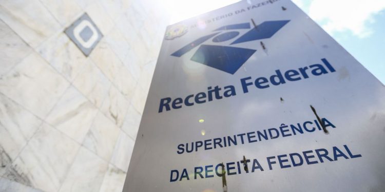 Edital de concurso da Receita Federal com salário de até R$ 21 mil é publicado