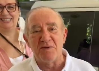 Renato Aragão recebe alta hospitalar após sofrer acidente isquêmico transitório