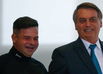 O presidente Jair Bolsonaro (PL) conversa com o então diretor-geral da PRF (Polícia Rodoviária Federal), Silvinei Vasques durante cerimônia sobre o programa Agenda Brasil para Todos, no Palácio do Planalto, em fevereiro deste ano (Foto: Pedro Ladeira/Folhapress)