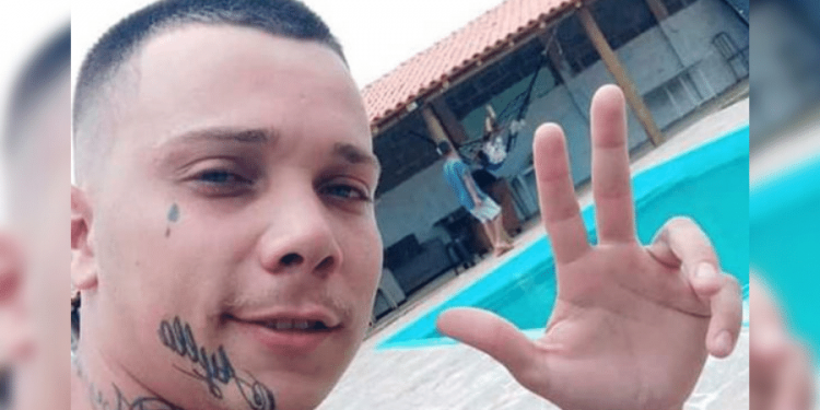 Criança de 5 anos morre após levar soco do pai por fazer xixi no chão