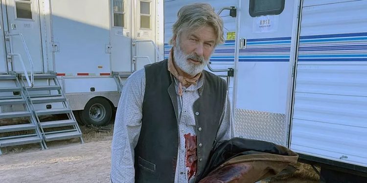Alec Baldwin e responsável por arma serão julgados por morte no set de ‘Rust’