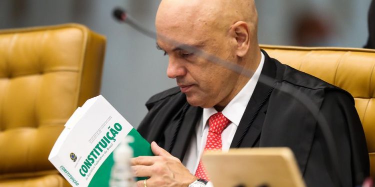 Moraes afasta governador do DF, determina centenas de prisões e proíbe protestos; entenda