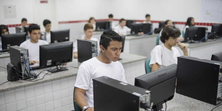 Matrículas de alunos novatos na rede estadual estão abertas; veja documentos necessários