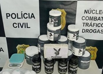 Ao todo, policiais apreenderam três quilos de cocaína, 52 munições de calibres variados e dinheiro (Foto: Divulgação/PCCE)