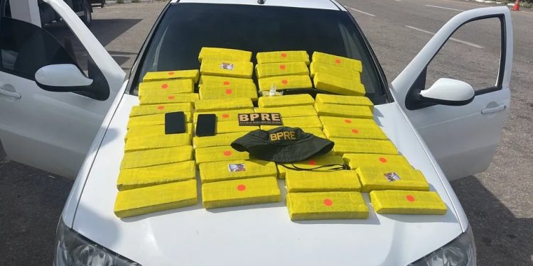 PM apreende 44 tabletes de maconha em carro conduzido por casal em Iguatu