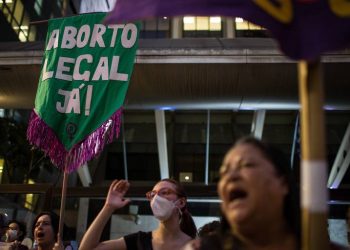Ato contra a juíza Joana Ribeiro Zimmer, do Tribunal de Justiça de Santa Catarina, em frente ao Ministério Público Federal, em São Paulo; magistrada tentou impedir uma menina de 11 anos de realizar aborto legal após ser estuprada (Foto: Bruno Santos/Folhapress)